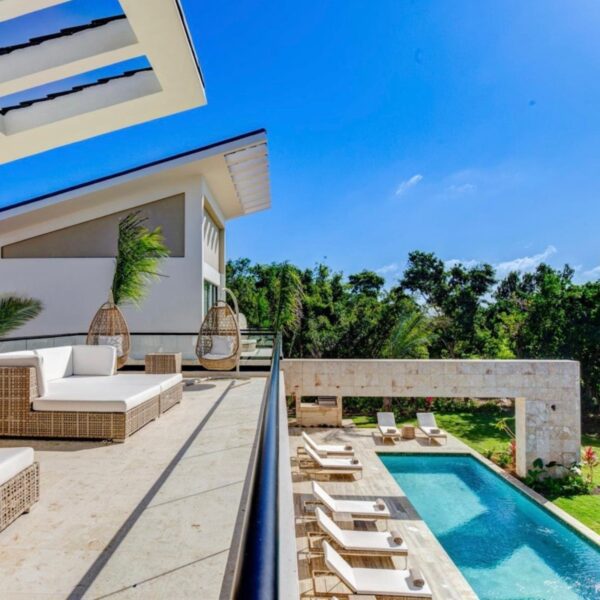 Jolander Headley Retreat Pool Side